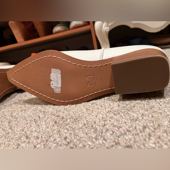 Marc Fisher LTD Yarita Pointed Toe Bootie in ivory - Picture 4 of 4